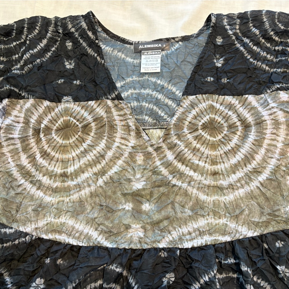 Alembika Women's V-Neck Tie-Dye Blouse in Black and Taupe